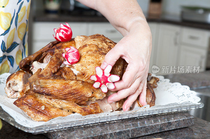 上餐前将火鸡装盘