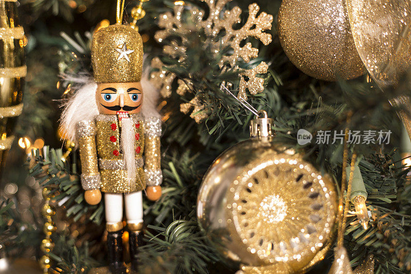 圣诞树上的金饰和装饰品。