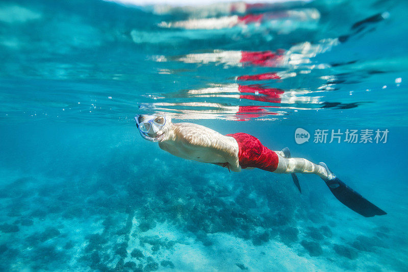 年轻人浮潜水下潜水冒险海绿松石海泻湖