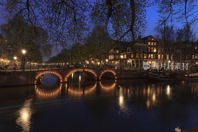 沿着阿姆斯特丹运河的照明运河桥