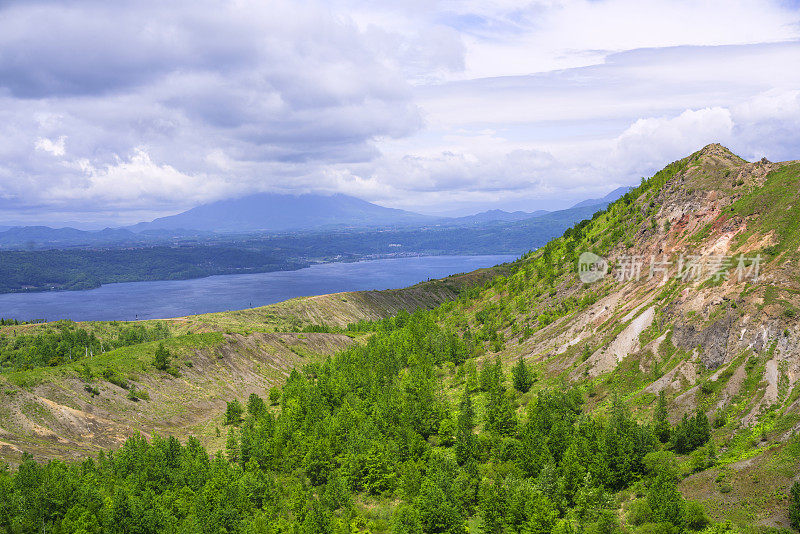 日本北海道臼山火山上的火山洞屋湖