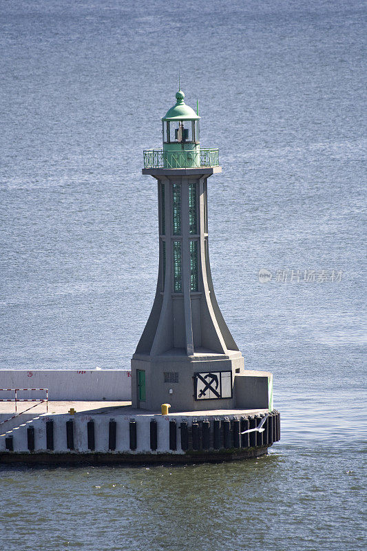 格丁尼亚港的绿色灯塔