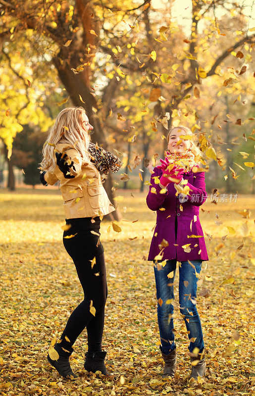 年轻女子在玩弄秋叶