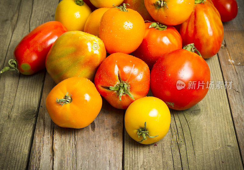 木地板上的有机祖传番茄