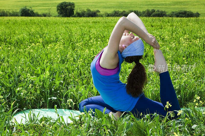 练习瑜伽的健康女性