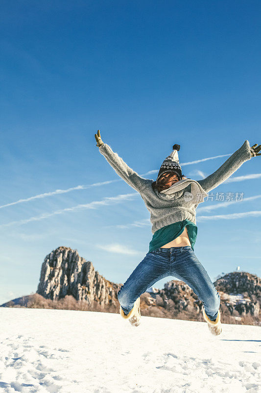 女孩们玩雪玩得很开心