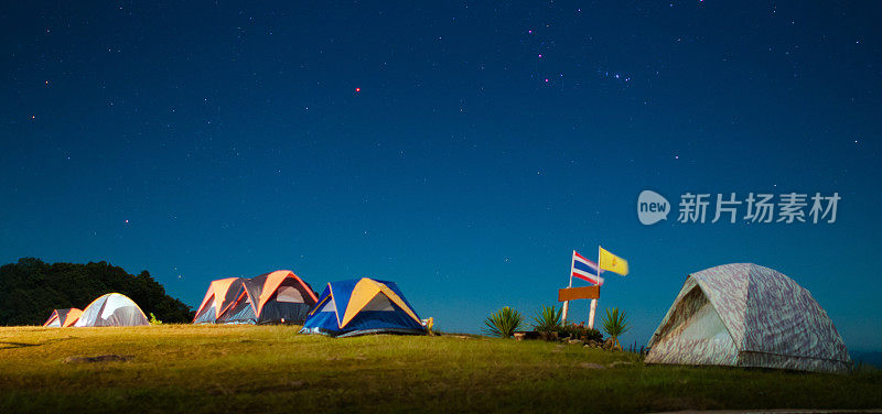 露营帐篷在繁星点点的夜空下闪闪发光。