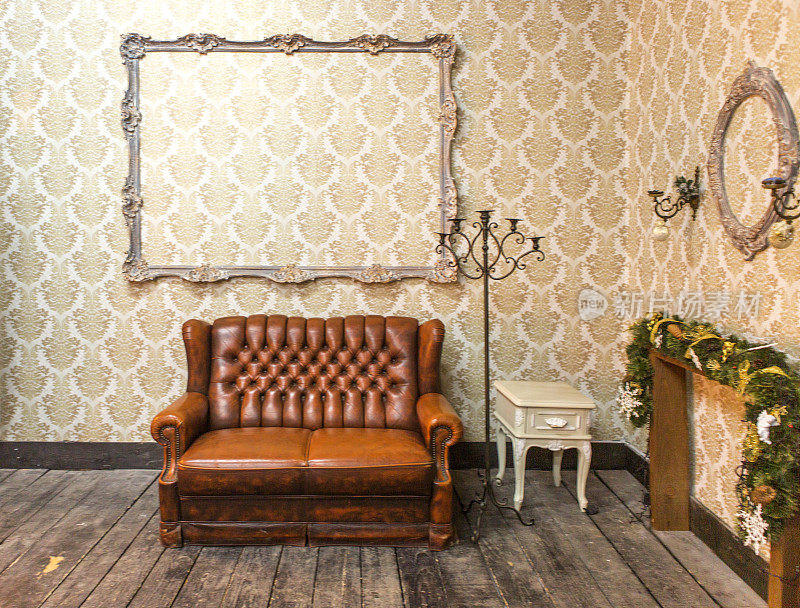 乌克兰利沃夫客厅里的棕色皮沙发