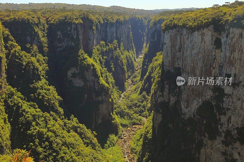 Itaimbezinho峡谷位于巴西南部的大南