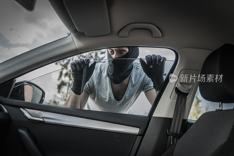 戴面具的小偷劫持了汽车