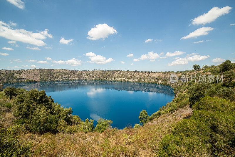 南澳大利亚甘比尔山的蓝色湖火山口