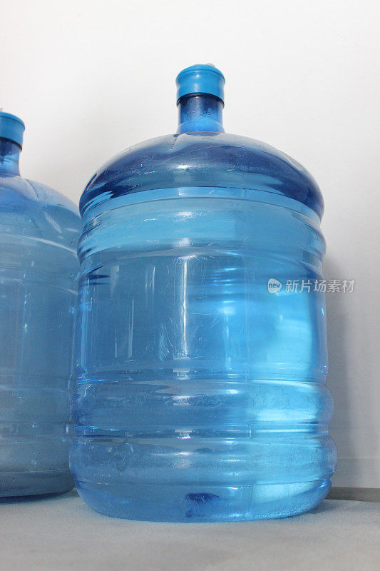 回收大的塑料水瓶