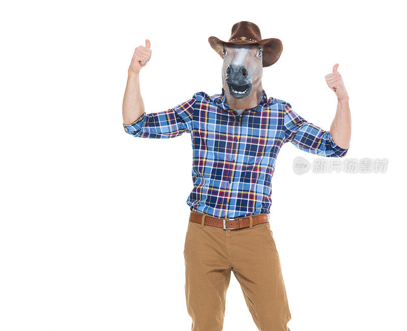 穿着马服的牛仔，竖起大拇指