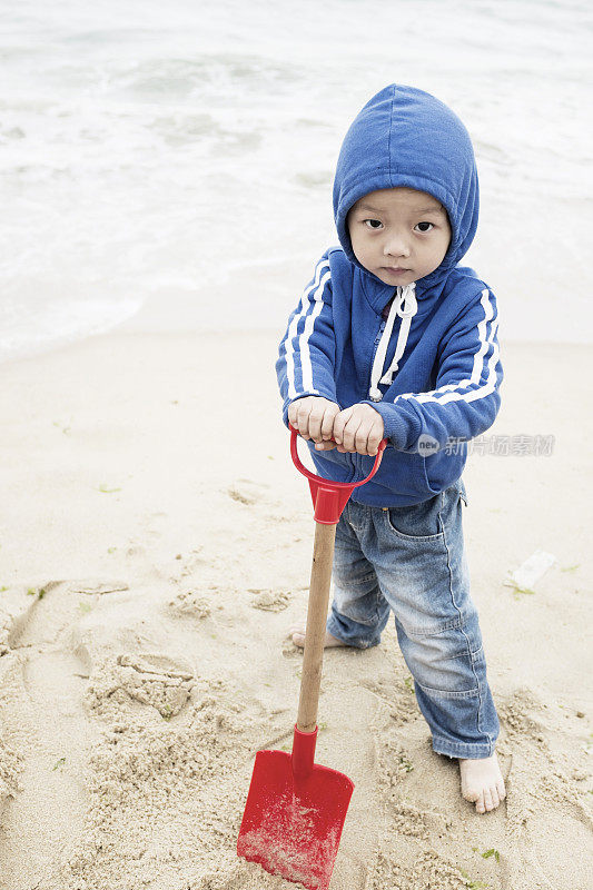 海滩上可爱的亚洲宝宝