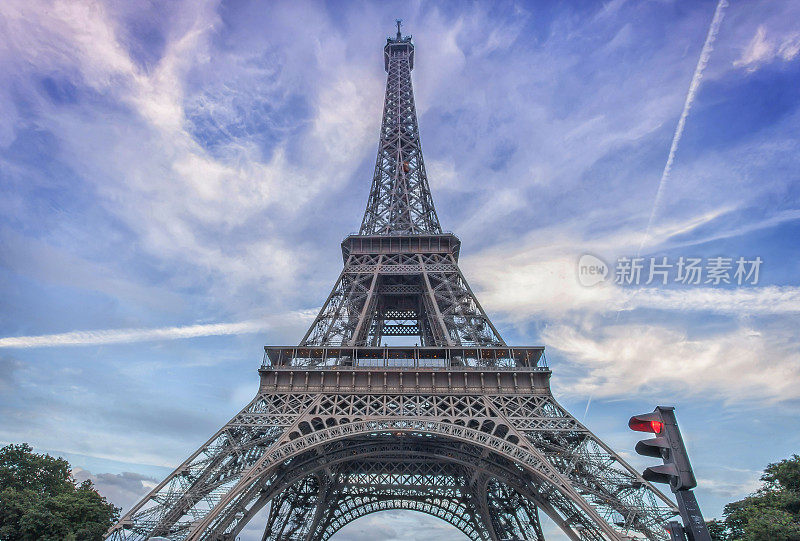 埃菲尔铁塔，法国巴黎。在停车标志处。