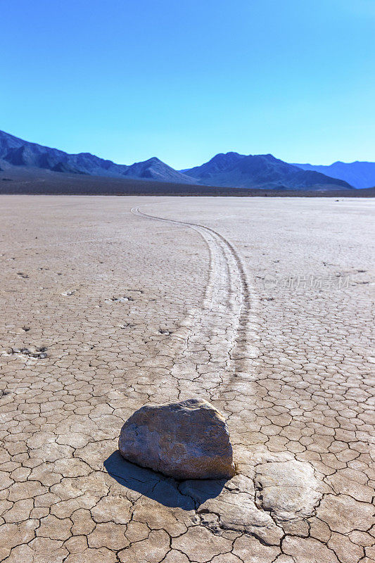 死亡谷国家公园的滑动岩石