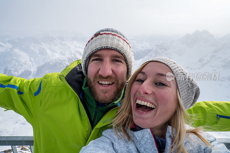 一对年轻夫妇在瑞士的滑雪坡上自拍