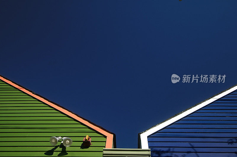 蓝色和绿色的屋顶顶着深蓝色的天空