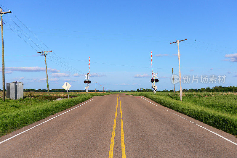 空的乡村公路和铁路交叉处