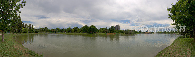 在阴天湖的全景