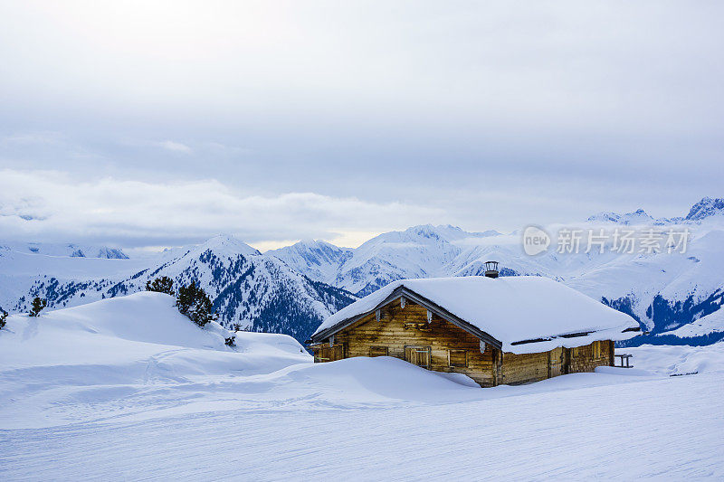 冬天白雪皑皑的小屋