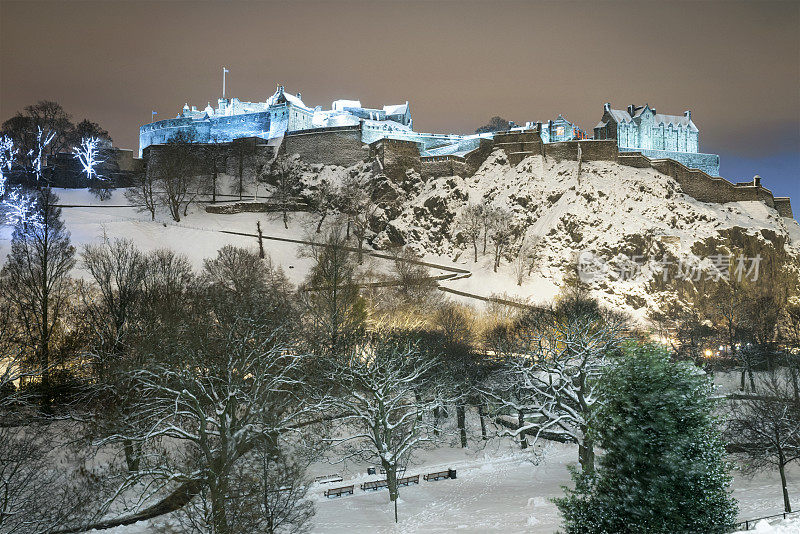 冬天夜晚的爱丁堡城堡
