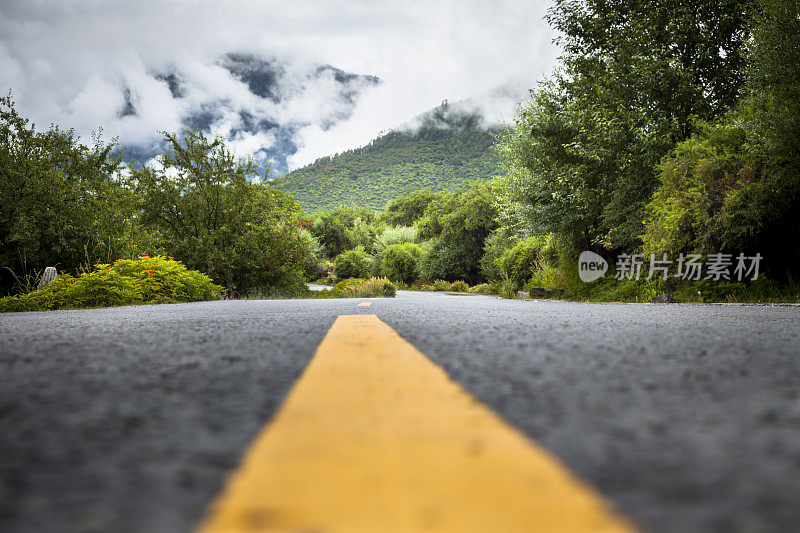 空无一人的道路