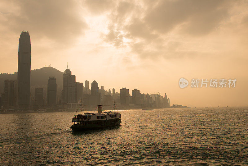 天星小轮穿越香港维多利亚港