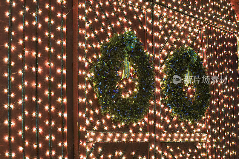 圣诞彩灯和花环