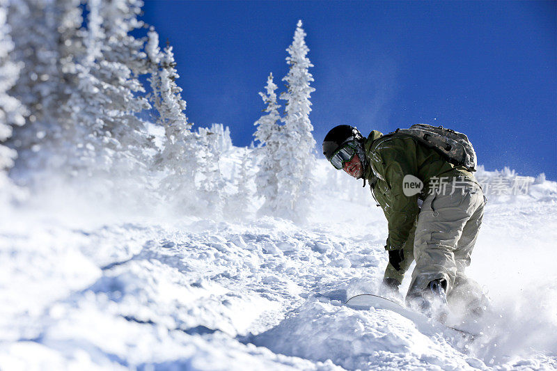 在粉末雪中滑雪运动员的行动