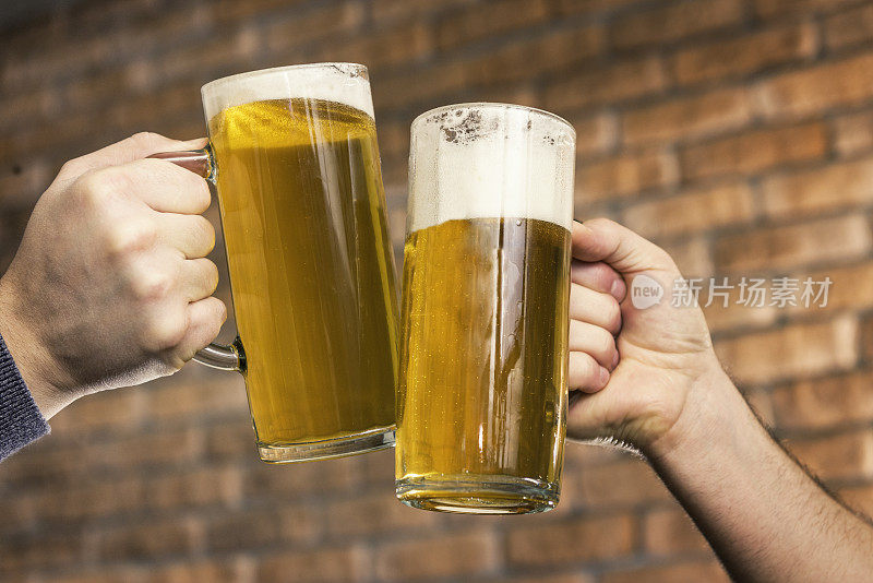 两只手拿着大杯啤酒敬酒