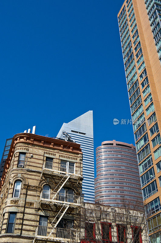 与纽约的建筑时代形成鲜明对比的是，曼哈顿的城市景观