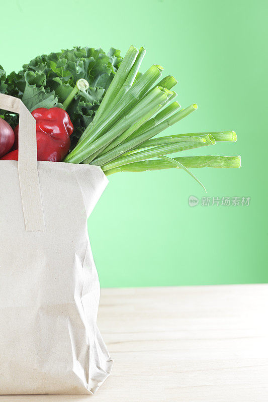白色纸袋里的蔬菜