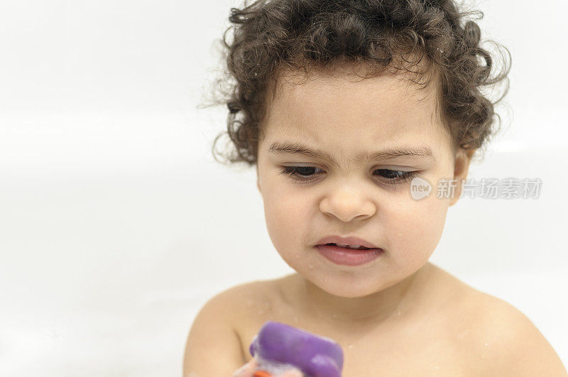 人物:幼儿在浴室里玩耍的肖像。