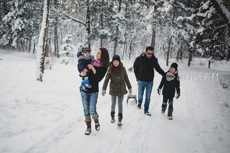 年轻的家庭在雪地上