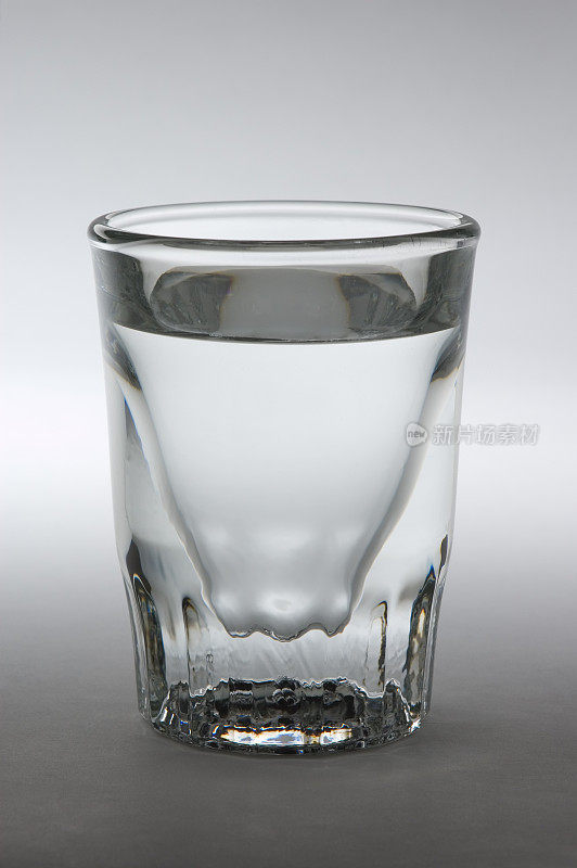 小酒杯与透明液体