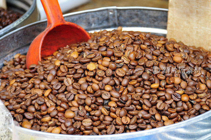 东方街头市场的咖啡，阿拉伯咖啡豆和调味品