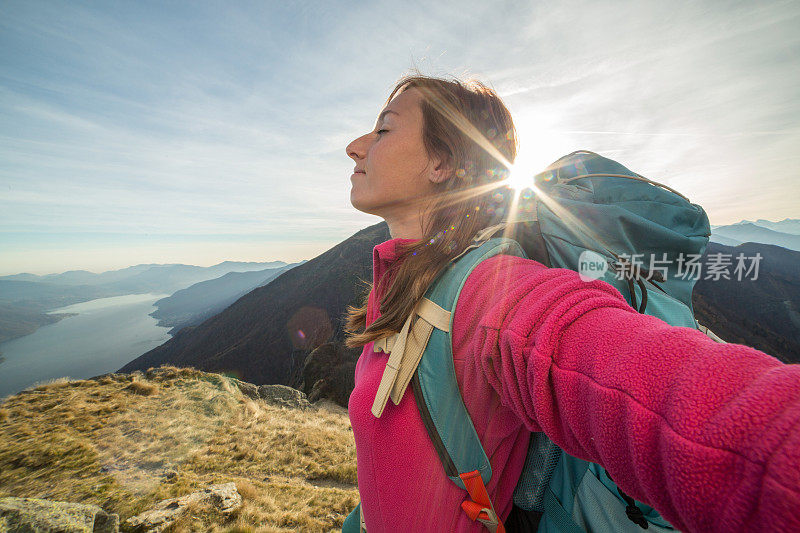 徒步旅行者享受大自然的新鲜