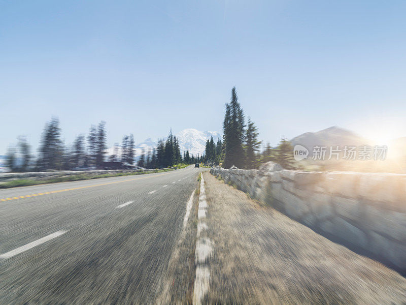 通往雷尼尔山的蜿蜒道路