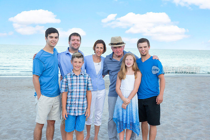 系列:祖父母和他们不同年龄的孙子在海滩上