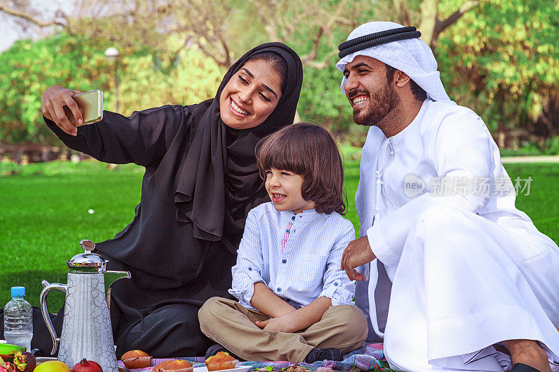 传统的阿拉伯青年家庭在公园自拍