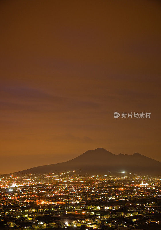 夕阳下的那不勒斯，以维苏威火山为背景