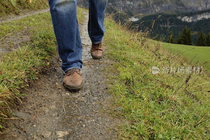 在欧洲瑞士阿尔卑斯山乡村徒步旅行的人