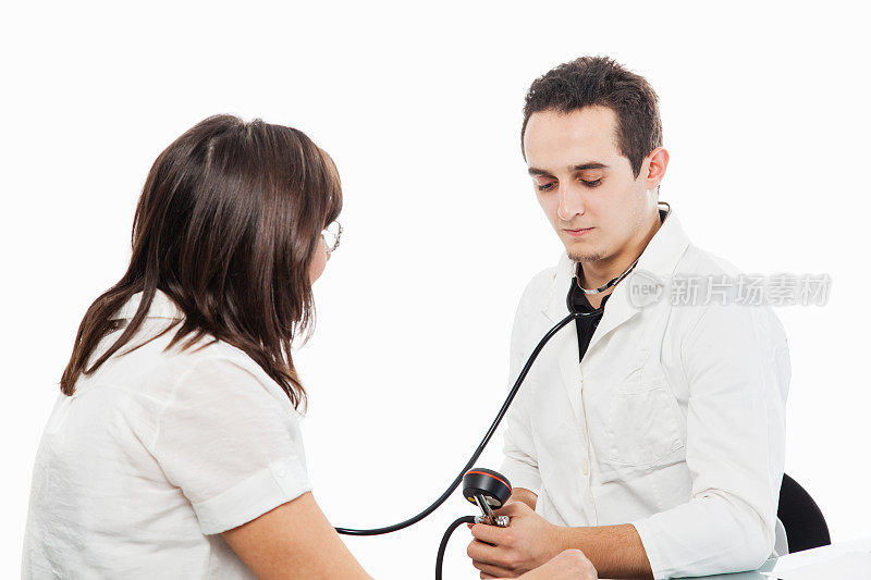 医生给病人测血压