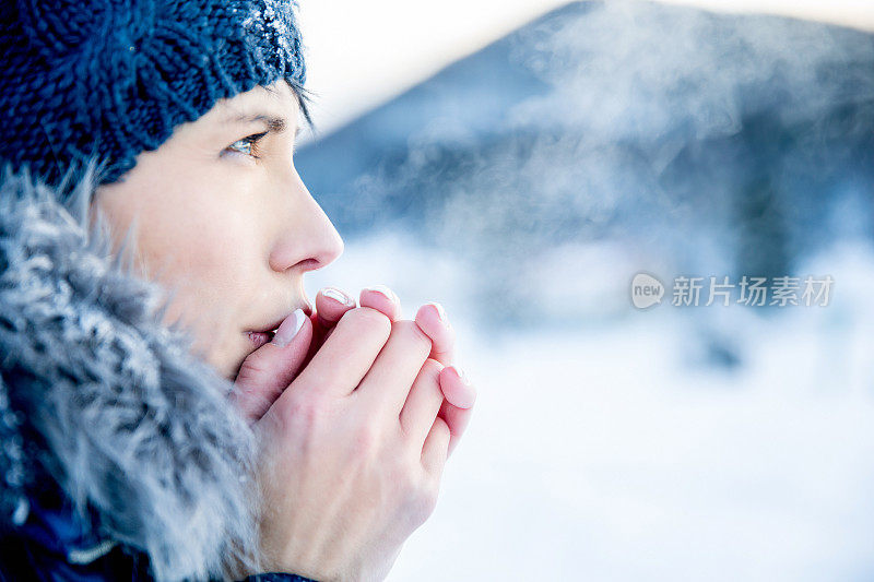 年轻女子在一个寒冷的冬天肖像