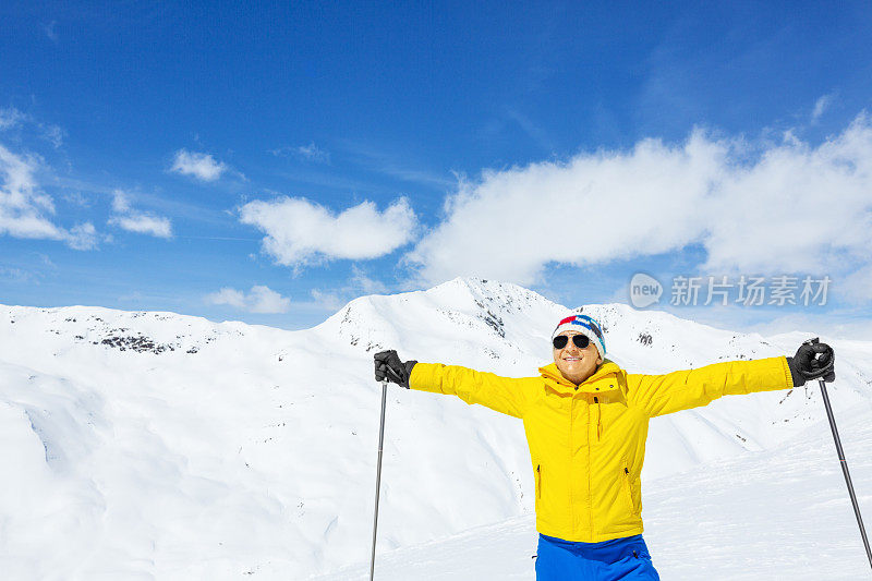 滑雪者在山顶休息