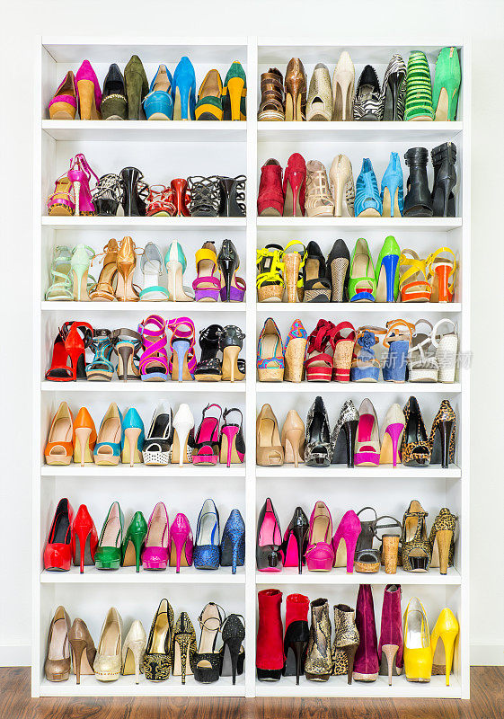 鞋柜与许多彩色高跟鞋，XXXL形象