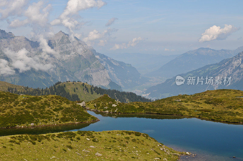 有湖的瑞士阿尔卑斯山