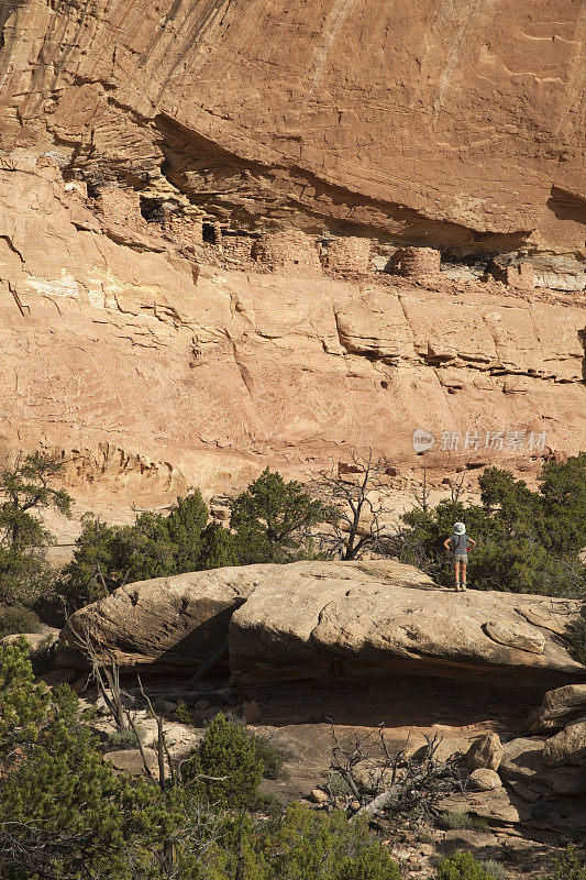 徒步旅行者欣赏峡谷地墙的普韦布洛废墟犹他州