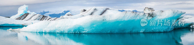 淡蓝色的冰山漂浮在宁静的北极环礁湖冰岛Jokulsarlon